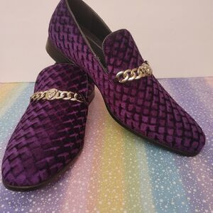 AMALI MEN'S DIAMOND QUILTED EMBOSSED FAUX VELVET LOAFER WITH METAL CHAIN.